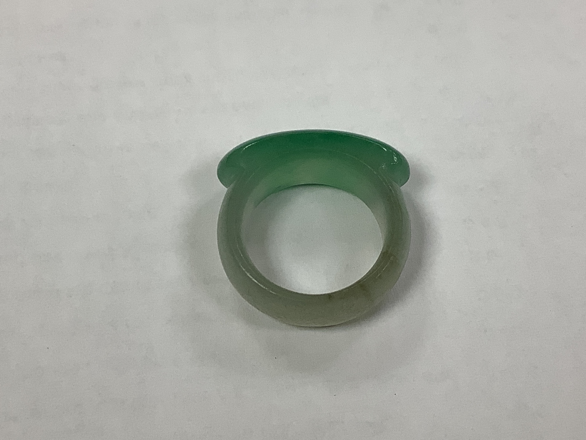 A Chinese jadeite ring, 19th/20th century, 22mm diameter